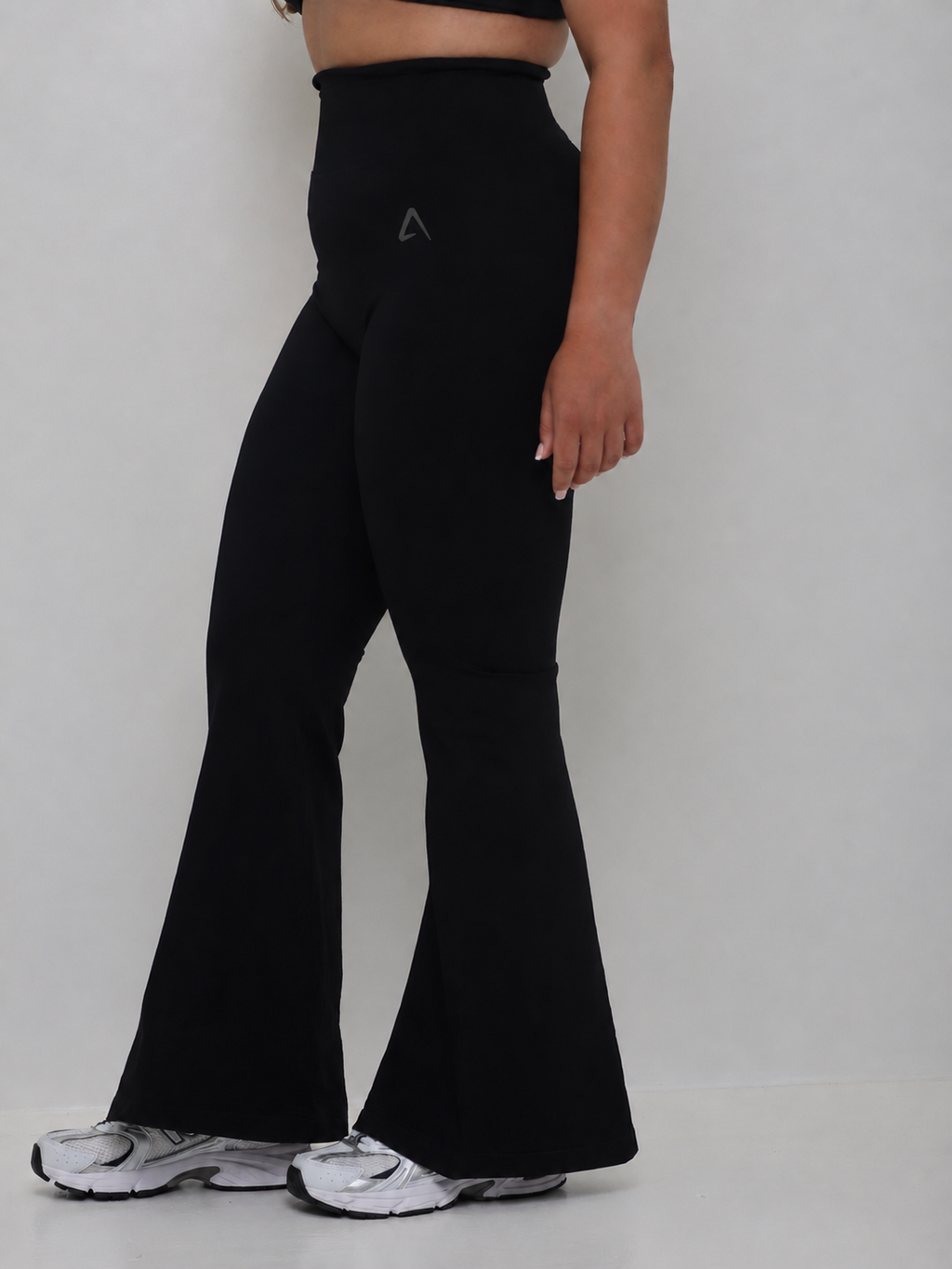 AURA Elevate Flare Black